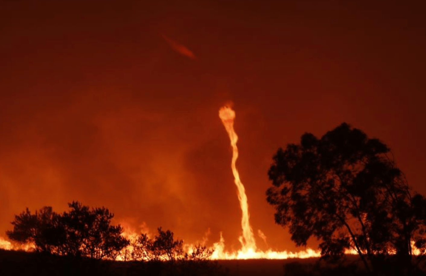 西班牙山火迫使900人撤离:烟雾滚滚 天空映成红
